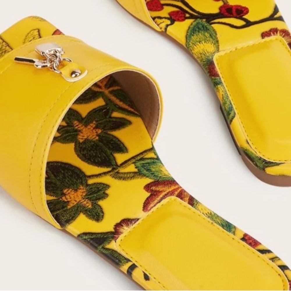 Key & Lock Sandals - Picture 4 of 4
